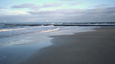 Kışın Kuzey Denizi dalgaları ve kum kıyıları. Yüksek kalite 4k görüntü
