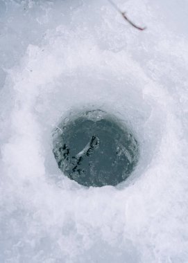 Kalın buz seviyesinde balık tutan bir nehirde delik. Yüksek kalite fotoğraf