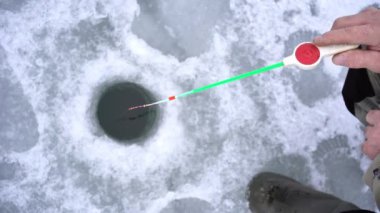 Kışın buzda balık tutan bir adam. Yüksek kalite 4k görüntü