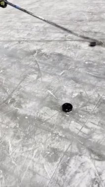 Buz pistinde iki disk ve bir hokey sopası. Yüksek kalite 4k görüntü