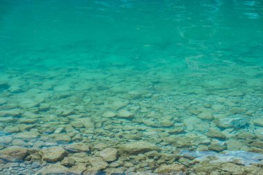 Altında taşlar olan berrak turkuaz bir su, Avusturya 'da bir Achensee gölü, at resmi. Yüksek kalite