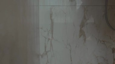 Banyo fayanslarını kauçuk kazıyıcı ile siliyorum. Yüksek kalite 4k görüntü