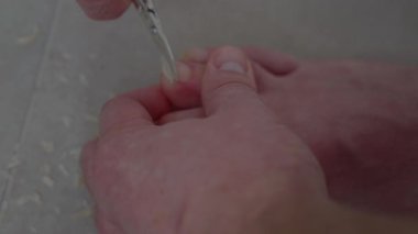 Evde tırnaklarını kesen bir adam var. Yüksek kalite 4k görüntü
