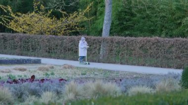 Akşamları 4-5 yaşlarında bir çocuk mobiletini tepeden aşağı sürerken keskin bir viraja yaklaşırken ustalıkla köşeye eğilir ve macera ve denge duygusunu gösterir. Yüksek kalite 4k