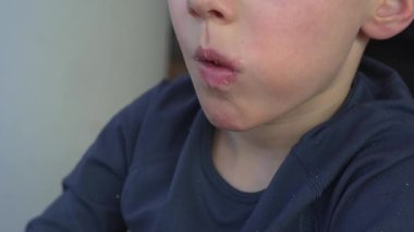 4 yaşındaki çocuğun yüzü, yakından bir şey izlerken konsantrasyonla doludur. Hevesle tatlı bir çörekten bir ısırık alır, ve kamera ağzına yaklaşır, çiğnerken, şekerin tadını çıkarır.