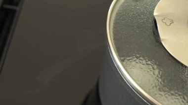 Kapak sıkıca kapatıldığında güçlü buhar yükselir ve güçlü kaput kaynak plakasına entegre olur buharı etkili bir şekilde emer, mutfak havasını temiz ve taze tutar. Yüksek