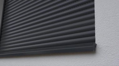 Akıllı bir ev sistemi, evin sokak pencerelerindeki panjurların otomatik açılışını kontrol eder. Kusursuz teknoloji kolaylığı arttırıyor, sadece bir tıklamayla kolay ayarlamalara olanak sağlıyor