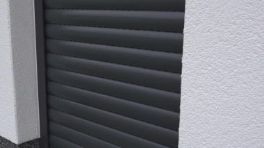 Evin pencerelerindeki otomatik panjurlar hiç zorlanmadan açılıyor ve akıllı bir ev sistemi tarafından yönetiliyor. Bu modern teknoloji en az çabayla rahat bir yaşam alanı yaratarak konfor ve mahremiyet sağlıyor.