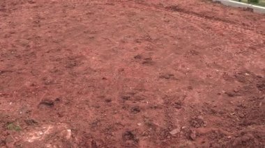 Bir kazıcı tarafından düzleştirilen ve temizlenen zemin, şimdi inşaatın bir sonraki aşaması için hazır. Pürüzsüz yüzey, proje için sağlam bir temel sağlayarak, inşa etmek için mükemmel bir temel sağlar.