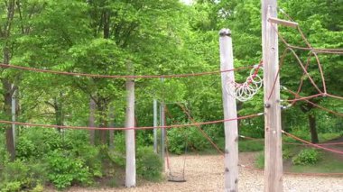 Tahta yapıların ve yemyeşil ağaçlarla çevrili tırmanma iplerinin bulunduğu zorlu bir macera parkı. Fiziksel aktiviteler için mükemmel ve çocuklar ve gençler için açık hava eğlencesi.