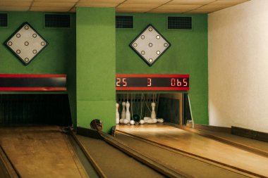 On lobut, yeşil top ve dijital ekran ile klasik Alman Kegeln oyunu düzeneği. Boş zaman aktivitelerini, spor kültürünü ya da kapalı mekan nostaljik ortamlarını göstermek için birebirdir..