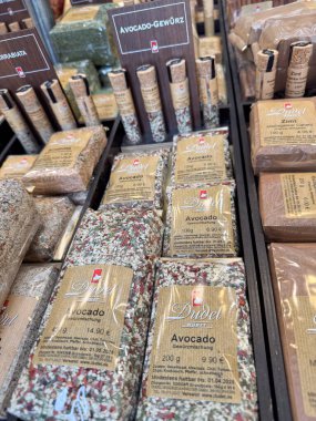 Bad Hersfeld, Almanya, 06.04.25. Avokado baharat seçimi bir mağazada düzgünce gösterilir. Raflarda sıralanmış çeşitli paket boyutları ve türleri, çeşitli tatlar ve mutfak seçenekleri gösterilir.
