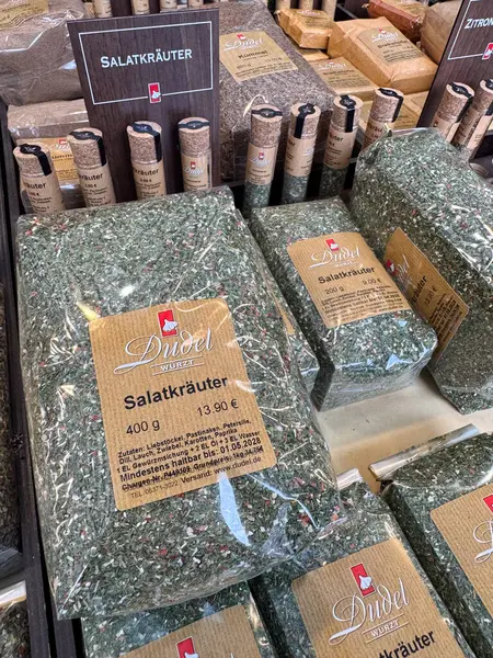 Bad Hersfeld, Almanya, 06.04.25. Salatkreuter etiketli bitkisel baharat paketleri bir pazar standında düzenlenir. Ekranda çeşitli boyutlarda, sıklıkla kullanılan kurutulmuş bitkilerin bir karışımı gösteriliyor
