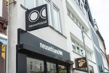 Bad Hersfeld, Almanya, 29.05.25, Neusehlanand, Görüntü, bir şehir binasının ön cephesinde bir optik mağaza ve modern vitrin tabelasını yakalıyor. Tasarım ve markalaşma elementleri açıkça görülebilir.