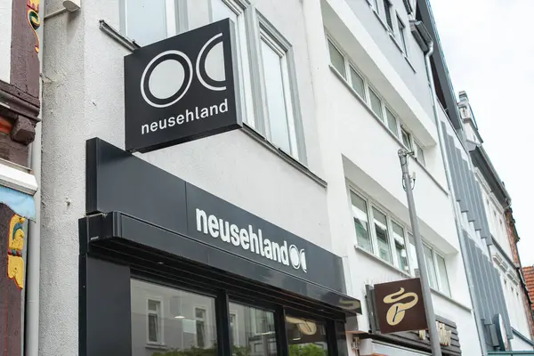 Bad Hersfeld, Almanya, 29.05.25, Neusehlanand, Görüntü, bir şehir binasının ön cephesinde bir optik mağaza ve modern vitrin tabelasını yakalıyor. Tasarım ve markalaşma elementleri açıkça görülebilir.