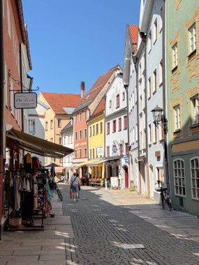 Fuessen, Almanya, 17.06.25. Fuessen, Almanya 'da renkli tarihi binalar, butikler ve kafelerle dolu bir cadde. Güneşli bir günde yerli halkı ve turistleri dinlenmenin tadını çıkarmaya davet ediyoruz.