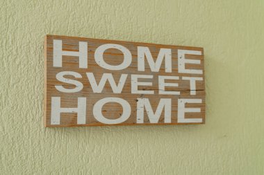 Kalın beyaz harfli ahşap duvar levhası 