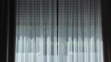 Açık hava görüntüsünü engellemek için otomatik elektrikli perdeler kapanıyor. Kadife perdeli, katıksız kumaşlı, konforun, güvenliğin ve modern apartman tasarımının sembolü.