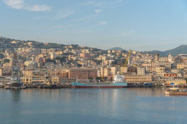 06.18.25, Genua, İtalya, Genoa limanına kenetlenmiş büyük feribotlar. Ulaştırma, turizm, taşımacılık ve Akdeniz ekonomisi kavramı