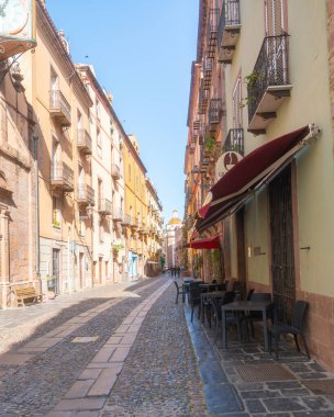 Bosa, Charming dar sokağı renkli binalar ve açık kafe oturma yerleriyle dolu. Titreşimli şehir manzarası, Avrupa 'nın tuhaf bir caddesinde günlük yaşamın bir anlık görüntüsünü yakalıyor..