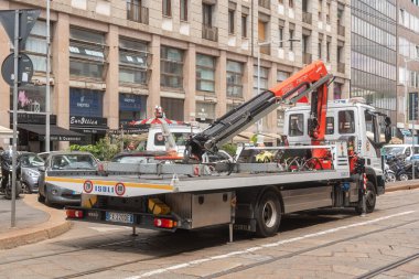 Milan, İtalya, 07.08.25, Vinçli çekici şehir sokağında. Şehir hizmetleri kavramı, trafik düzenlemesi ve araç yardımı