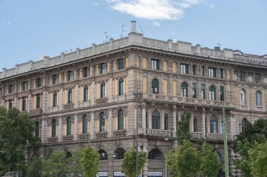 Milan, İtalya, 07.08.25, Milan 'da klasik mimariyle birlikte tarihi yapı cephesi. Avrupa kentsel sahne ve kültür mirası kavramı