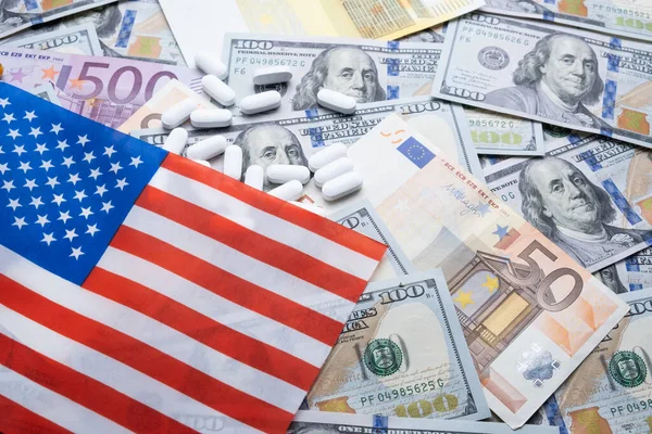 달러와 유로와 국기의 배경에 입니다 세계와 유럽의 들에서의 약리학 — 스톡 사진