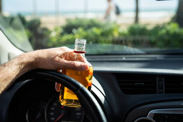 Conductor Conduciendo Coche Con Una Botella Alcohol Sus Manos Cerca — Foto de Stock