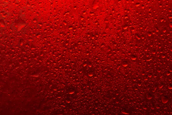 水滴在红色背景上的纹理特写 — 图库照片
