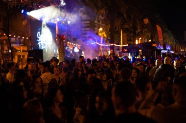 Tarragona, İspanya - 30 Ekim 2022: Birçok insanla birlikte gece diskosu.