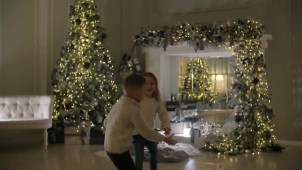 Χαρούμενα Παιδιά Ανοίγουν Ένα Δώρο Κάτω Από Χριστουγεννιάτικο Δέντρο Σπίτι — Αρχείο Βίντεο