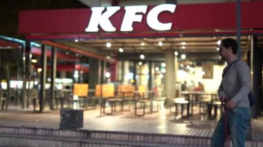Tarragona, İspanya - 03 Ekim 2022: KFC fast food restoranı.