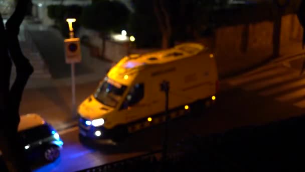 Video Sfocato Ambulanza Una Città Notte — Video Stock