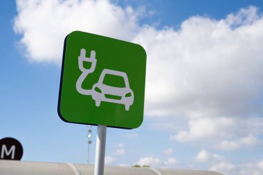 Arabanın elektrik şarj istasyonunun yeşil işareti.