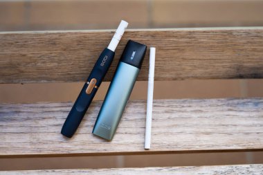 Tarragona, İspanya - 16 Eylül 2022: Elektronik sigaralar IQOS yakın plan. Sigara ve sigara için farklı seçenekler. Nikotin kullanımı için aygıt seçimi.