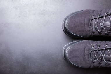 Siyah adamların spor ayakkabıları siyah izole bir arkaplanda..