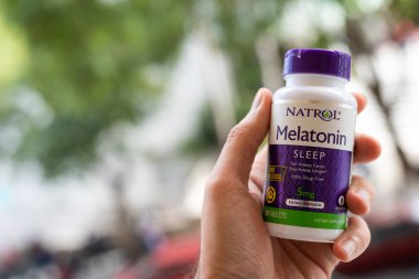 Tarragona, İspanya - 03 Ekim 2022: Uyku sorunlarının tedavisi için melatonin hapları.