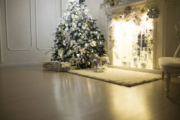 模糊的背景 优雅的圣诞树 有圣诞灯的壁炉 新年及圣诞节 — 图库照片