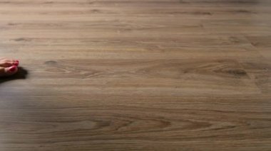 Kadınların ayakları kaplamalara basar..