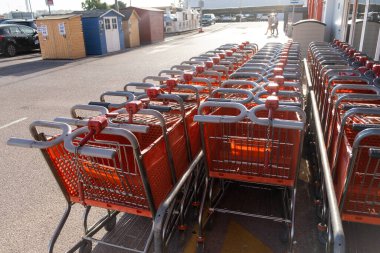 Tarragona, İspanya - 01 Haziran 2022: Süpermarkette bir sıra alışveriş arabası veya el arabası