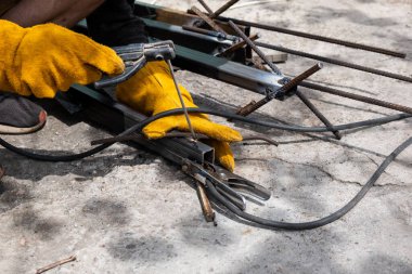 Kapalı bir evde kaynakçılık işi..