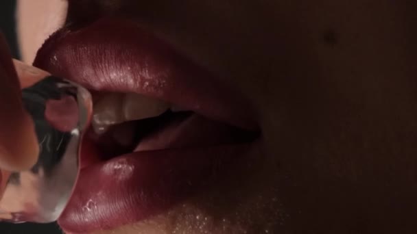 Close Van Lippen Met Ijsblokje Lopen Druppels Water Lippen Verticale — Stockvideo