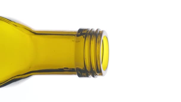 将植物油倒入一个白色背景特写的瓶子中 垂直视频格式 — 图库视频影像