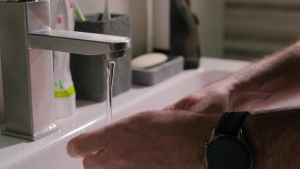 Uma Mão Homem Enxagua Uma Escova Dentes Manhã Banheiro — Vídeo de Stock
