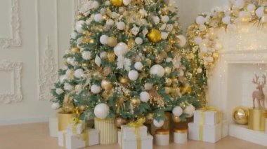 Yeni yıl hediyeleri Noel ağacının altında.