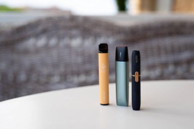 Tarragona, İspanya - 16 Eylül 2022: Elektronik sigaralar IQOS yakın plan. Sigara ve sigara için farklı seçenekler. Nikotin kullanımı için aygıt seçimi.