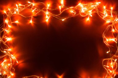 Ahşap arka planda çok renkli Noel ışıkları