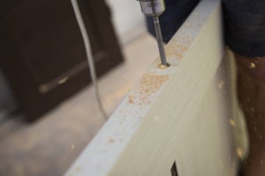 Kapıya kilit takmak için mobilyalara delik açmak..