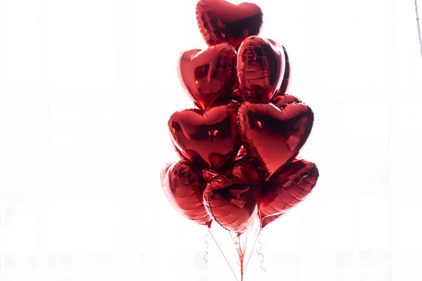 Buquê Flutuante Balões Vermelhos Forma Coração Sobre Fundo Branco — Fotografia de Stock