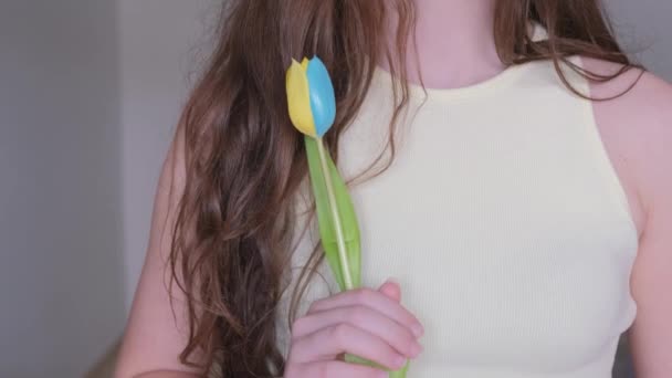 Παιδί Κρατά Ένα Κίτρινο Μπλε Λουλούδι Τουλίπας Στα Χέρια Της — Αρχείο Βίντεο